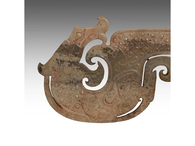 A chinese archaic jade 'double dragon' pendant, late warring states period - early western han dynasty, l 12,3 cm - afbeelding 4 van  4