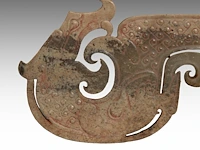 A chinese archaic jade 'double dragon' pendant, late warring states period - early western han dynasty, l 12,3 cm - afbeelding 4 van  4