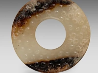 A chinese archaic jade huan ring, han dynasty, ø 4,2 cm - afbeelding 2 van  4