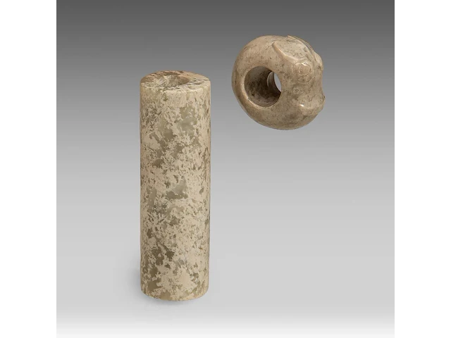 A chinese archaic jade tubular bead and a 'zhulong (pig dragon)' pendant, neolithic period, hongshan culture, l 5,4 cm / ø 2,2 cm - afbeelding 1 van  9