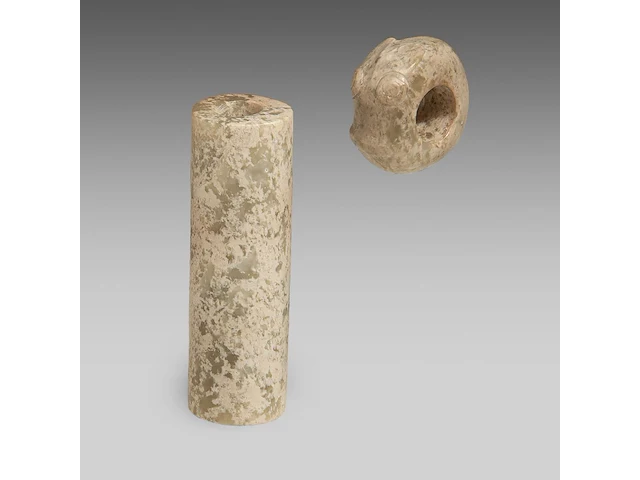 A chinese archaic jade tubular bead and a 'zhulong (pig dragon)' pendant, neolithic period, hongshan culture, l 5,4 cm / ø 2,2 cm - afbeelding 2 van  9