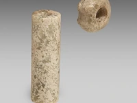 A chinese archaic jade tubular bead and a 'zhulong (pig dragon)' pendant, neolithic period, hongshan culture, l 5,4 cm / ø 2,2 cm - afbeelding 2 van  9