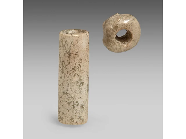 A chinese archaic jade tubular bead and a 'zhulong (pig dragon)' pendant, neolithic period, hongshan culture, l 5,4 cm / ø 2,2 cm - afbeelding 3 van  9