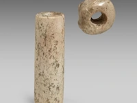 A chinese archaic jade tubular bead and a 'zhulong (pig dragon)' pendant, neolithic period, hongshan culture, l 5,4 cm / ø 2,2 cm - afbeelding 3 van  9