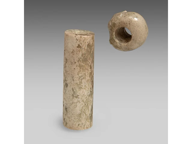 A chinese archaic jade tubular bead and a 'zhulong (pig dragon)' pendant, neolithic period, hongshan culture, l 5,4 cm / ø 2,2 cm - afbeelding 4 van  9