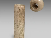 A chinese archaic jade tubular bead and a 'zhulong (pig dragon)' pendant, neolithic period, hongshan culture, l 5,4 cm / ø 2,2 cm - afbeelding 4 van  9