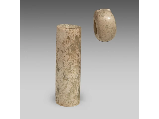 A chinese archaic jade tubular bead and a 'zhulong (pig dragon)' pendant, neolithic period, hongshan culture, l 5,4 cm / ø 2,2 cm - afbeelding 5 van  9