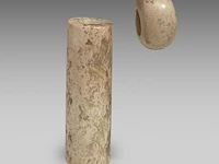 A chinese archaic jade tubular bead and a 'zhulong (pig dragon)' pendant, neolithic period, hongshan culture, l 5,4 cm / ø 2,2 cm - afbeelding 5 van  9