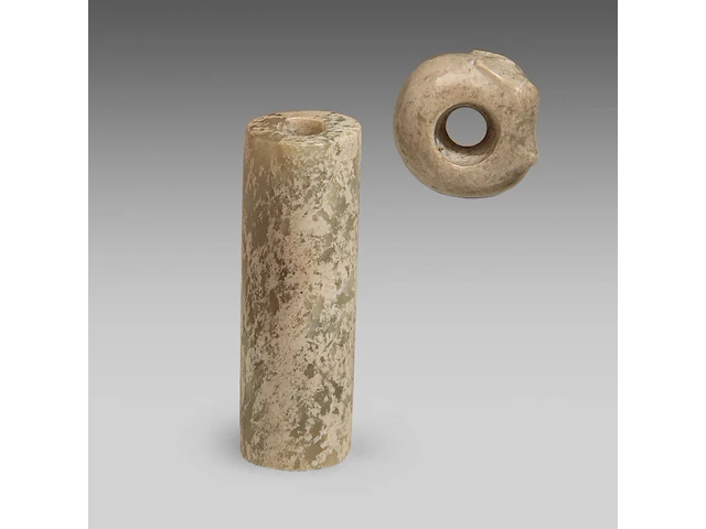 A chinese archaic jade tubular bead and a 'zhulong (pig dragon)' pendant, neolithic period, hongshan culture, l 5,4 cm / ø 2,2 cm - afbeelding 6 van  9