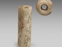 A chinese archaic jade tubular bead and a 'zhulong (pig dragon)' pendant, neolithic period, hongshan culture, l 5,4 cm / ø 2,2 cm - afbeelding 6 van  9