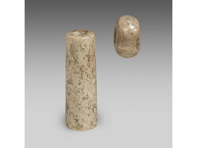 A chinese archaic jade tubular bead and a 'zhulong (pig dragon)' pendant, neolithic period, hongshan culture, l 5,4 cm / ø 2,2 cm - afbeelding 7 van  9
