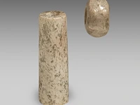 A chinese archaic jade tubular bead and a 'zhulong (pig dragon)' pendant, neolithic period, hongshan culture, l 5,4 cm / ø 2,2 cm - afbeelding 7 van  9