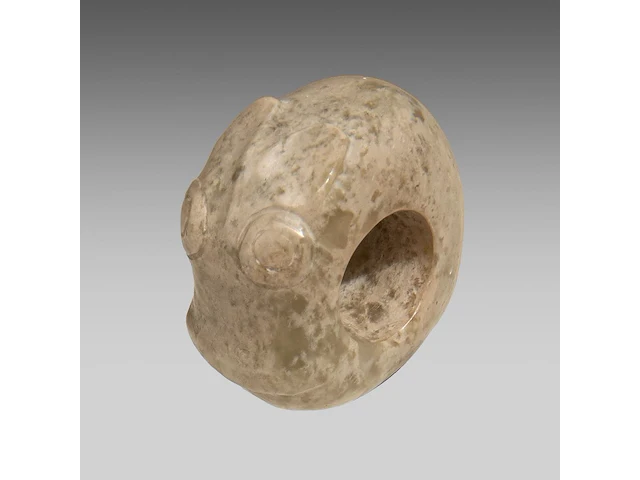 A chinese archaic jade tubular bead and a 'zhulong (pig dragon)' pendant, neolithic period, hongshan culture, l 5,4 cm / ø 2,2 cm - afbeelding 9 van  9