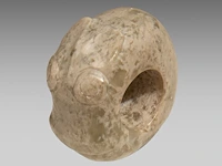 A chinese archaic jade tubular bead and a 'zhulong (pig dragon)' pendant, neolithic period, hongshan culture, l 5,4 cm / ø 2,2 cm - afbeelding 9 van  9