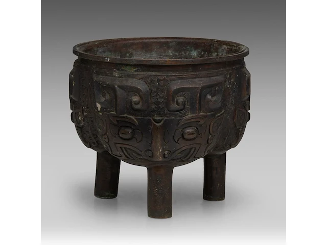 A chinese archaistic bronze 'taotie mask' tripod ding vessel, 19thc, h 12,2 cm - weight about 1662g - afbeelding 1 van  7