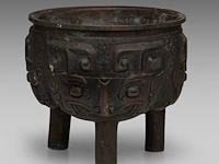 A chinese archaistic bronze 'taotie mask' tripod ding vessel, 19thc, h 12,2 cm - weight about 1662g