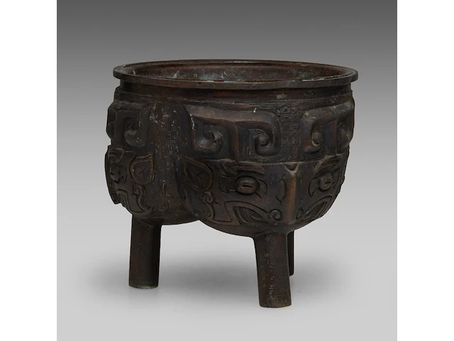 A chinese archaistic bronze 'taotie mask' tripod ding vessel, 19thc, h 12,2 cm - weight about 1662g - afbeelding 2 van  7