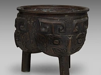 A chinese archaistic bronze 'taotie mask' tripod ding vessel, 19thc, h 12,2 cm - weight about 1662g - afbeelding 2 van  7