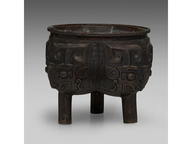 A chinese archaistic bronze 'taotie mask' tripod ding vessel, 19thc, h 12,2 cm - weight about 1662g - afbeelding 3 van  7