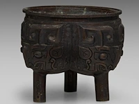 A chinese archaistic bronze 'taotie mask' tripod ding vessel, 19thc, h 12,2 cm - weight about 1662g - afbeelding 3 van  7