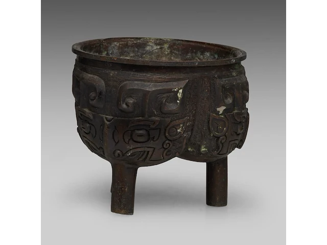 A chinese archaistic bronze 'taotie mask' tripod ding vessel, 19thc, h 12,2 cm - weight about 1662g - afbeelding 4 van  7