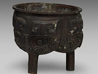 A chinese archaistic bronze 'taotie mask' tripod ding vessel, 19thc, h 12,2 cm - weight about 1662g - afbeelding 4 van  7