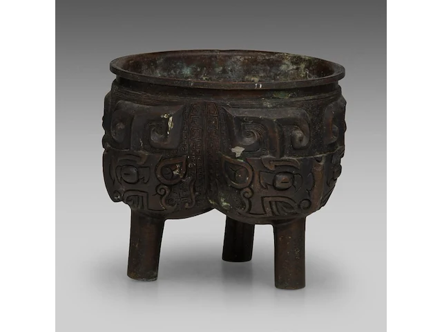 A chinese archaistic bronze 'taotie mask' tripod ding vessel, 19thc, h 12,2 cm - weight about 1662g - afbeelding 5 van  7