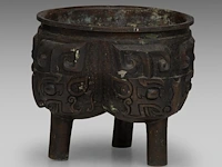 A chinese archaistic bronze 'taotie mask' tripod ding vessel, 19thc, h 12,2 cm - weight about 1662g - afbeelding 5 van  7