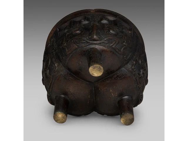 A chinese archaistic bronze 'taotie mask' tripod ding vessel, 19thc, h 12,2 cm - weight about 1662g - afbeelding 7 van  7