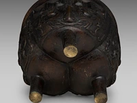 A chinese archaistic bronze 'taotie mask' tripod ding vessel, 19thc, h 12,2 cm - weight about 1662g - afbeelding 7 van  7