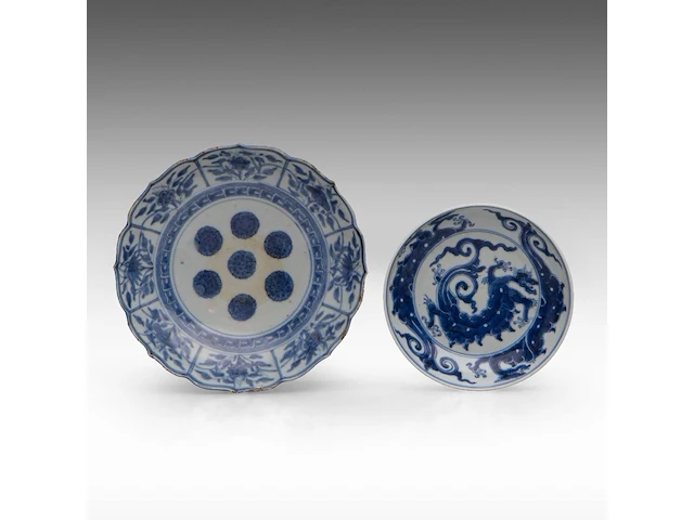 A chinese blue and white 'dragon' plate, 18thc (yongzheng), ø 16 cm - added a blue and white floral decorated bracket rim plate, ming dynasty, ø 21 cm - afbeelding 1 van  2