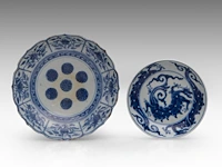 A chinese blue and white 'dragon' plate, 18thc (yongzheng), ø 16 cm - added a blue and white floral decorated bracket rim plate, ming dynasty, ø 21 cm