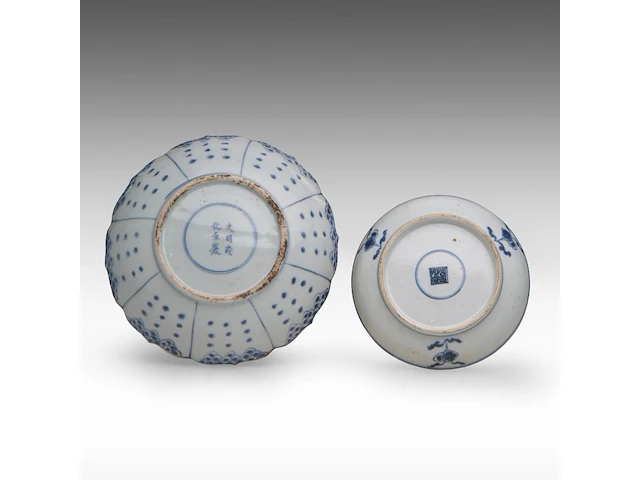 A chinese blue and white 'dragon' plate, 18thc (yongzheng), ø 16 cm - added a blue and white floral decorated bracket rim plate, ming dynasty, ø 21 cm - afbeelding 2 van  2