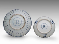 A chinese blue and white 'dragon' plate, 18thc (yongzheng), ø 16 cm - added a blue and white floral decorated bracket rim plate, ming dynasty, ø 21 cm - afbeelding 2 van  2