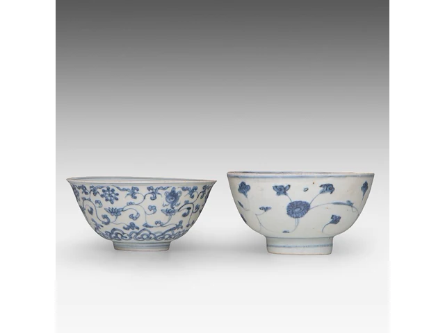 A chinese blue and white 'eight buddhist emblems' and a 'flower' bowl, late ming, h 8 - ø 14 cm / h 7,2 - ø 14,7 cm - afbeelding 1 van  6