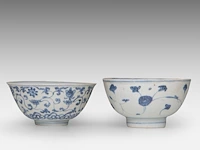 A chinese blue and white 'eight buddhist emblems' and a 'flower' bowl, late ming, h 8 - ø 14 cm / h 7,2 - ø 14,7 cm