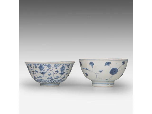 A chinese blue and white 'eight buddhist emblems' and a 'flower' bowl, late ming, h 8 - ø 14 cm / h 7,2 - ø 14,7 cm - afbeelding 2 van  6