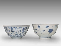 A chinese blue and white 'eight buddhist emblems' and a 'flower' bowl, late ming, h 8 - ø 14 cm / h 7,2 - ø 14,7 cm - afbeelding 2 van  6