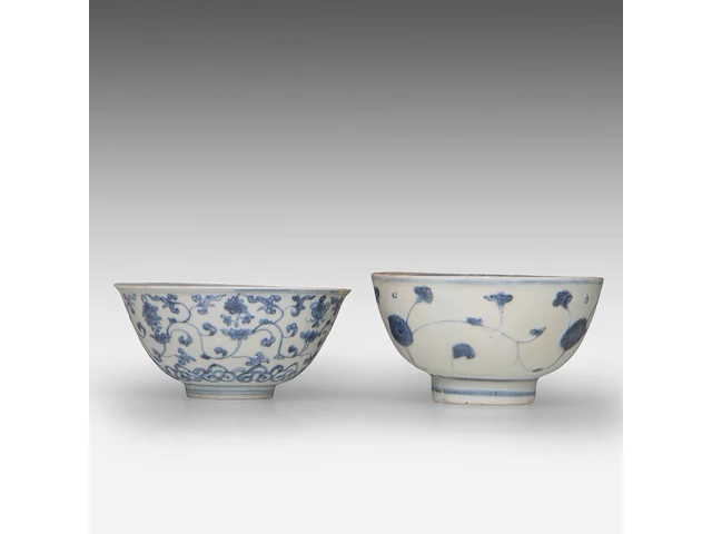 A chinese blue and white 'eight buddhist emblems' and a 'flower' bowl, late ming, h 8 - ø 14 cm / h 7,2 - ø 14,7 cm - afbeelding 3 van  6