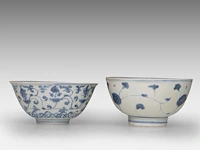 A chinese blue and white 'eight buddhist emblems' and a 'flower' bowl, late ming, h 8 - ø 14 cm / h 7,2 - ø 14,7 cm - afbeelding 3 van  6