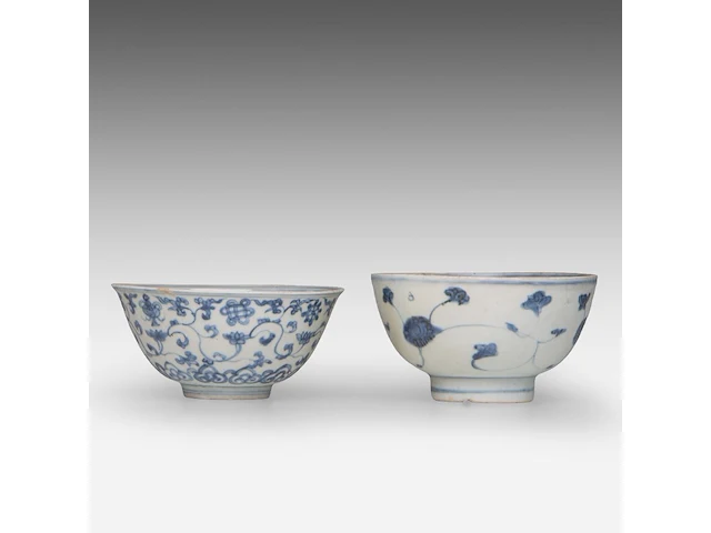 A chinese blue and white 'eight buddhist emblems' and a 'flower' bowl, late ming, h 8 - ø 14 cm / h 7,2 - ø 14,7 cm - afbeelding 4 van  6