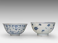 A chinese blue and white 'eight buddhist emblems' and a 'flower' bowl, late ming, h 8 - ø 14 cm / h 7,2 - ø 14,7 cm - afbeelding 4 van  6