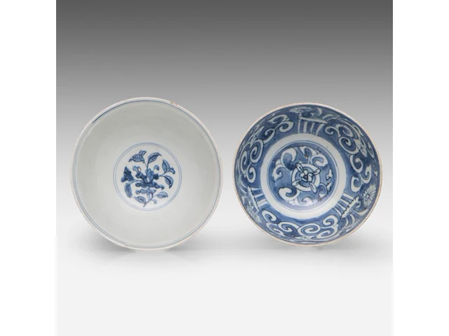 A chinese blue and white 'eight buddhist emblems' and a 'flower' bowl, late ming, h 8 - ø 14 cm / h 7,2 - ø 14,7 cm - afbeelding 5 van  6