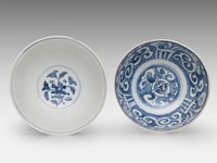 A chinese blue and white 'eight buddhist emblems' and a 'flower' bowl, late ming, h 8 - ø 14 cm / h 7,2 - ø 14,7 cm - afbeelding 5 van  6