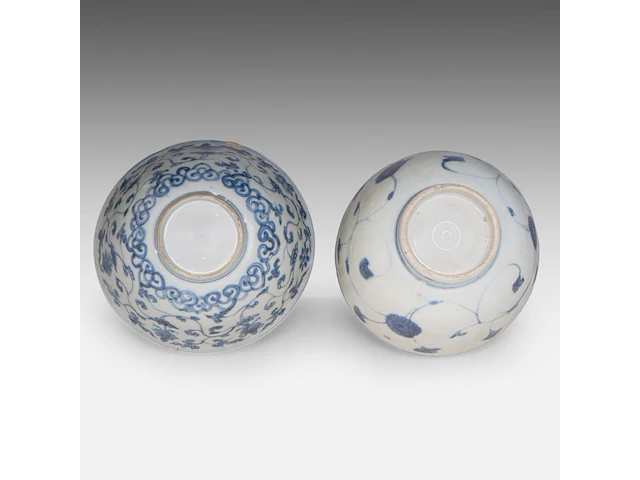 A chinese blue and white 'eight buddhist emblems' and a 'flower' bowl, late ming, h 8 - ø 14 cm / h 7,2 - ø 14,7 cm - afbeelding 6 van  6