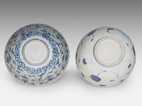 A chinese blue and white 'eight buddhist emblems' and a 'flower' bowl, late ming, h 8 - ø 14 cm / h 7,2 - ø 14,7 cm - afbeelding 6 van  6