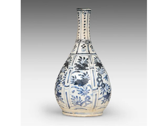 A chinese blue and white floral-decorated shipwreck ware bottle vase, late ming, h 30 cm - afbeelding 1 van  6