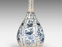 A chinese blue and white floral-decorated shipwreck ware bottle vase, late ming, h 30 cm