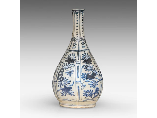 A chinese blue and white floral-decorated shipwreck ware bottle vase, late ming, h 30 cm - afbeelding 2 van  6