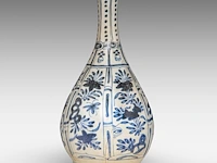 A chinese blue and white floral-decorated shipwreck ware bottle vase, late ming, h 30 cm - afbeelding 2 van  6